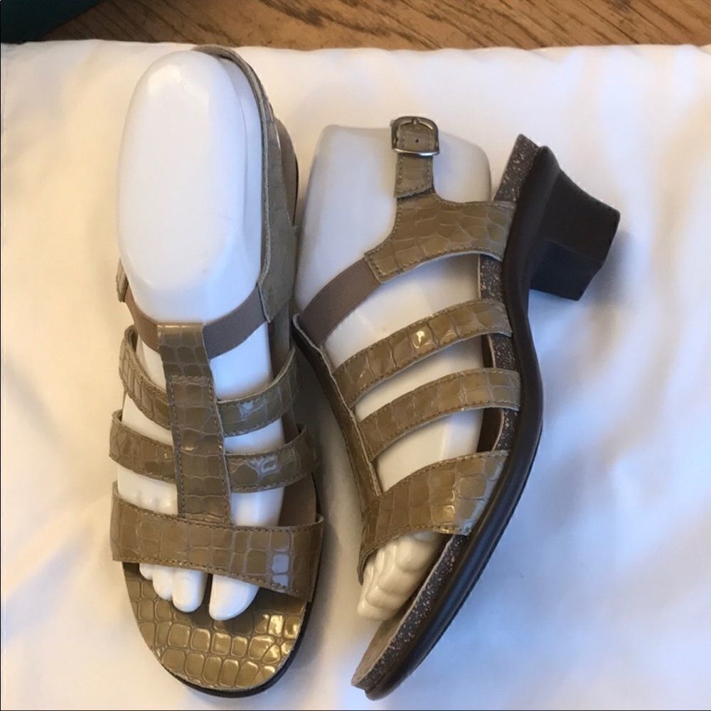 SAS ALLEGRO CROC SANDALS. NEW